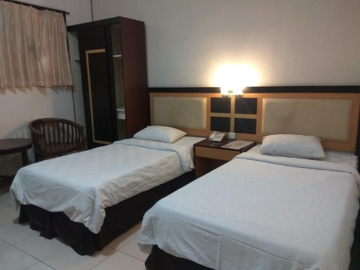Graha Hotel Sragen Habitación foto